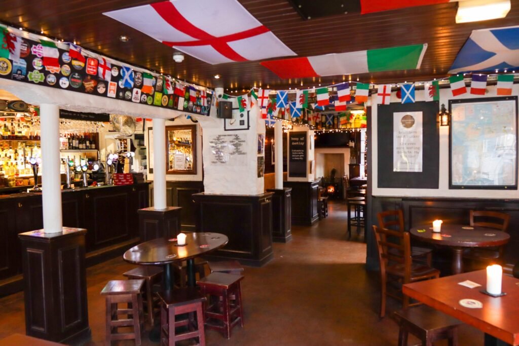 cool pubs edinburgh