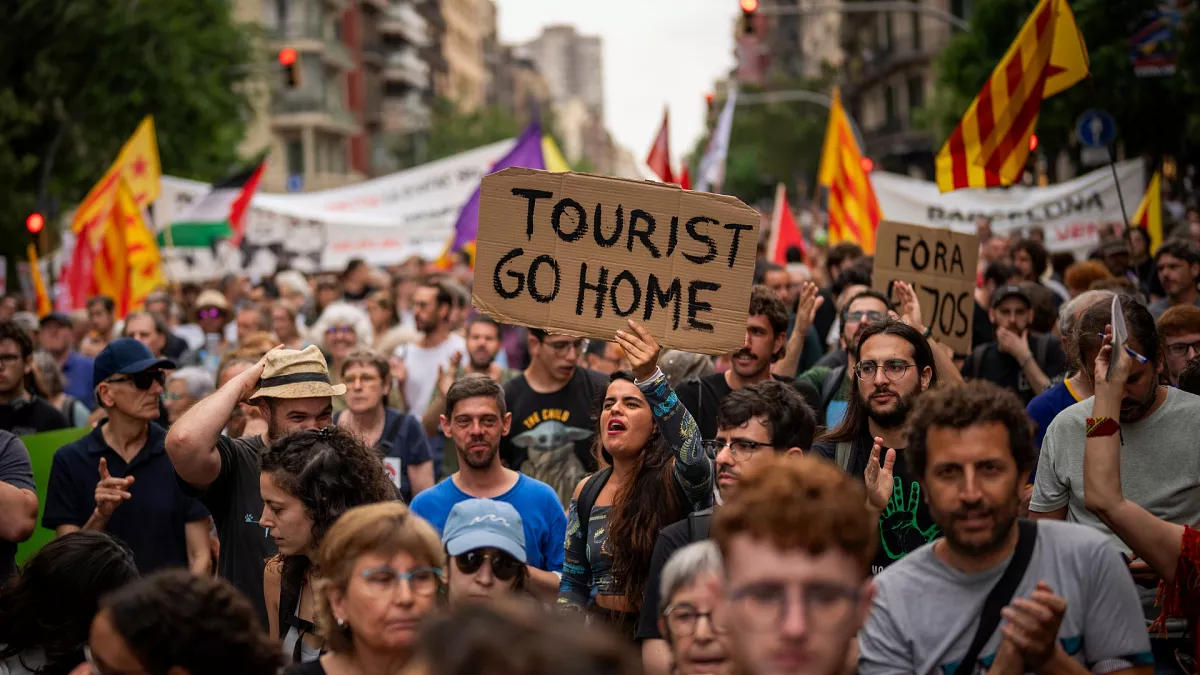 Barcelona Battles Overtourism: The Struggle is Real in 2025