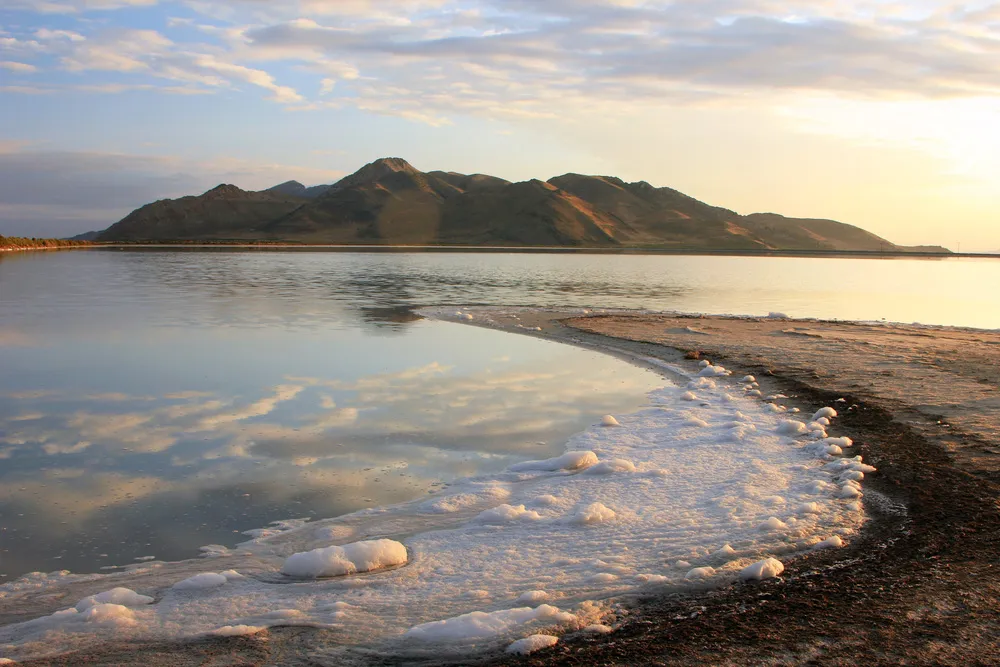 Great Salt Lake, Utah — How a Landlocked Salt Lake Shapes Nature, History, and Travel